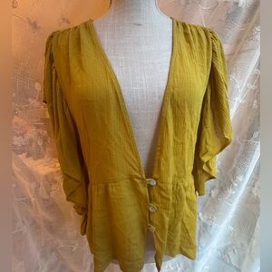 Peach Love California Yellow Women's ruffled sleeve Top size L. NWT